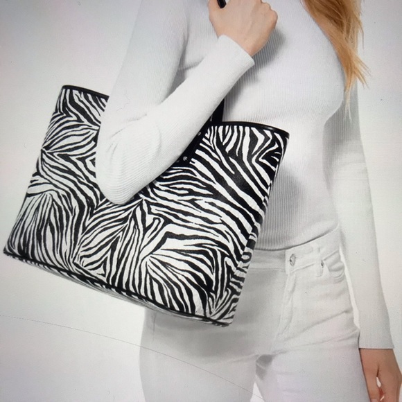 MICHAEL Michael Kors Carter Large Open Tote - Picture 3 of 9